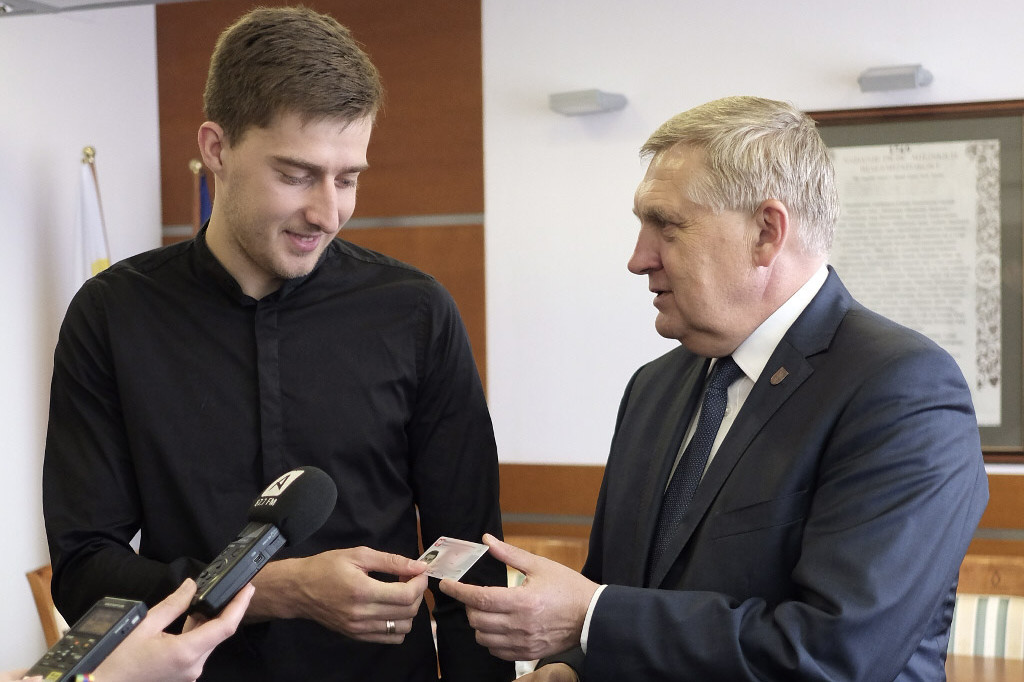 Taras Romańczuk odebrał dowód