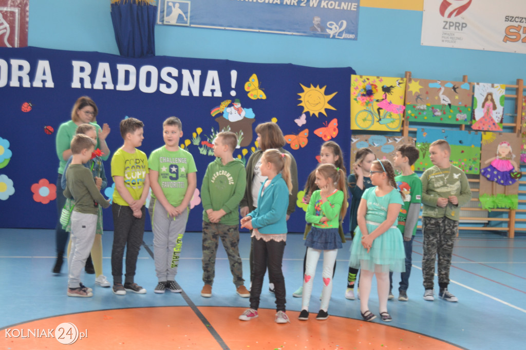 Uczniowie z kolneńskiej Dwójki powitali wiosnę