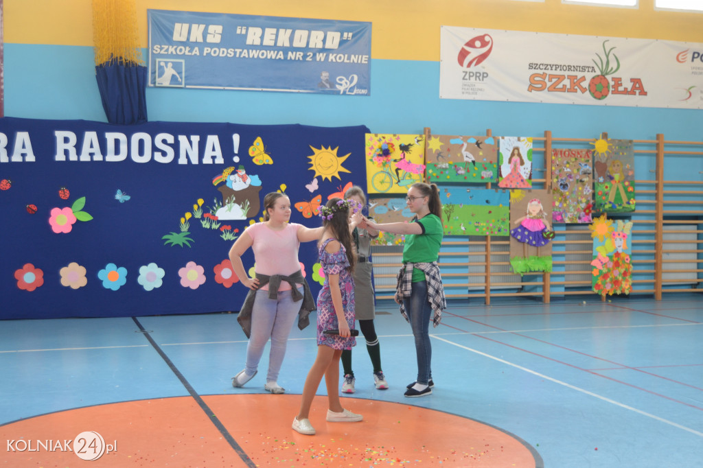 Uczniowie z kolneńskiej Dwójki powitali wiosnę