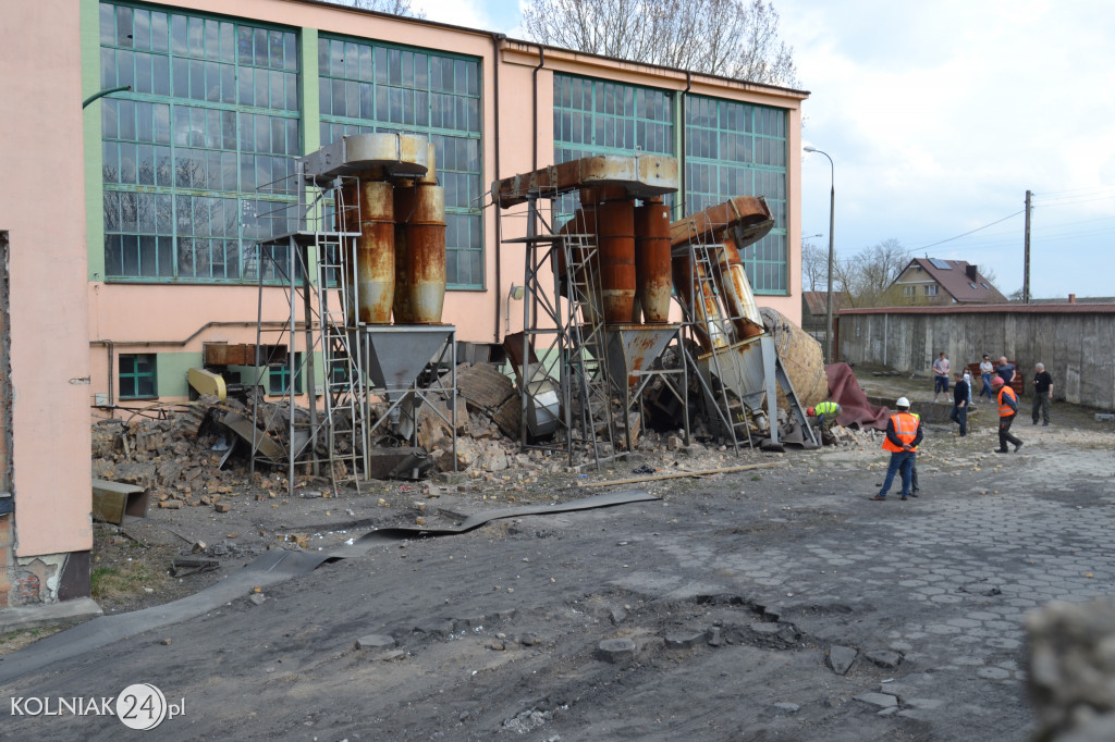 Zburzono komin w kolneńskiej Mleczarni