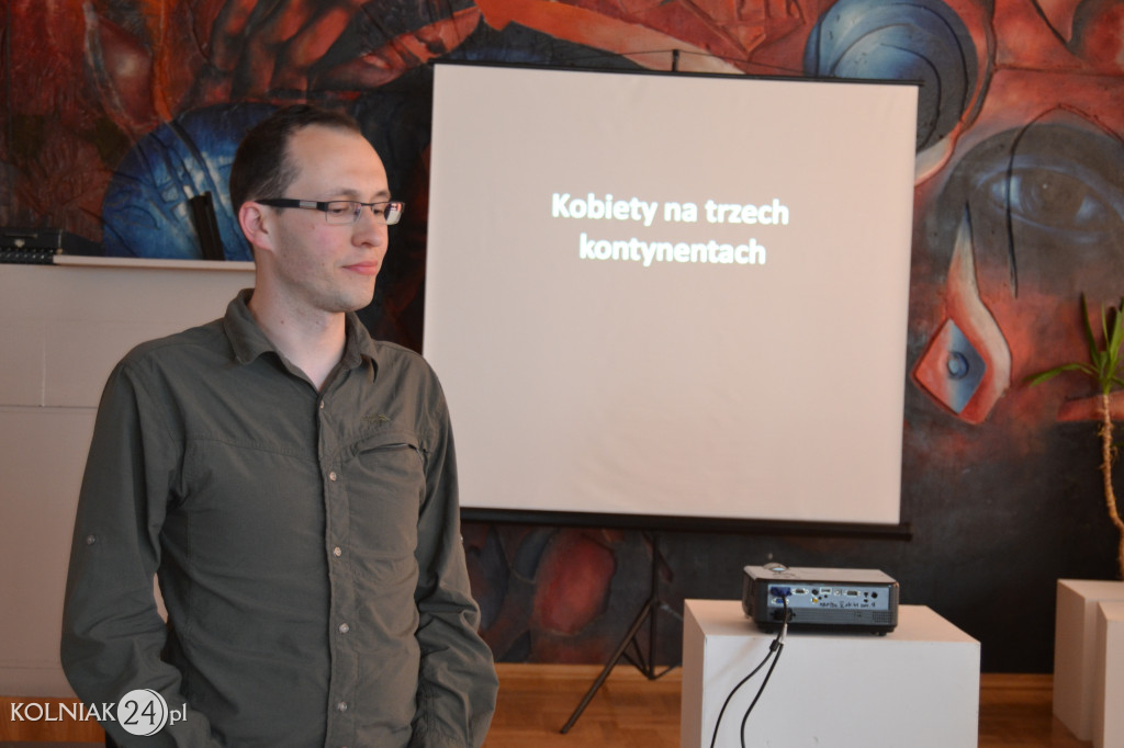 Z wykształcenia geograf i geolog, pasjonat  kultury Azji