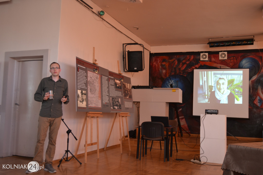 Z wykształcenia geograf i geolog, pasjonat  kultury Azji