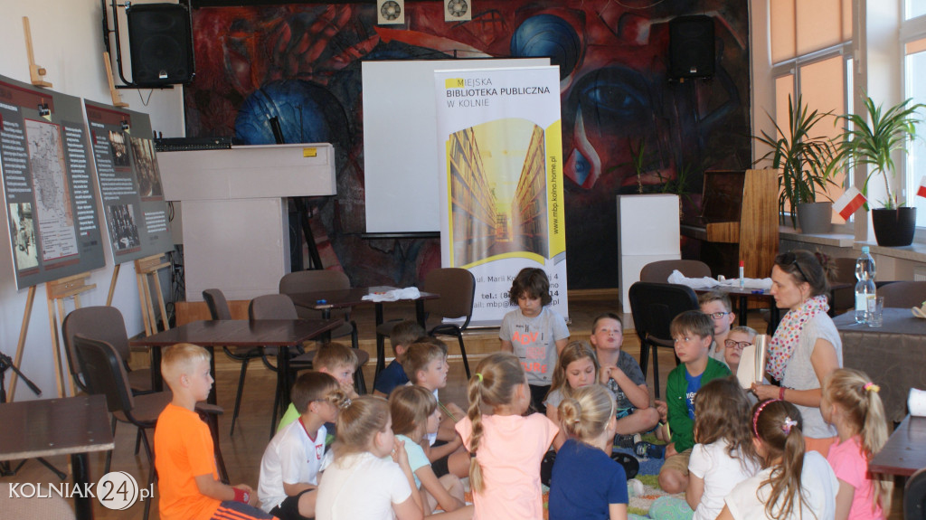 Z wykształcenia geograf i geolog, pasjonat  kultury Azji