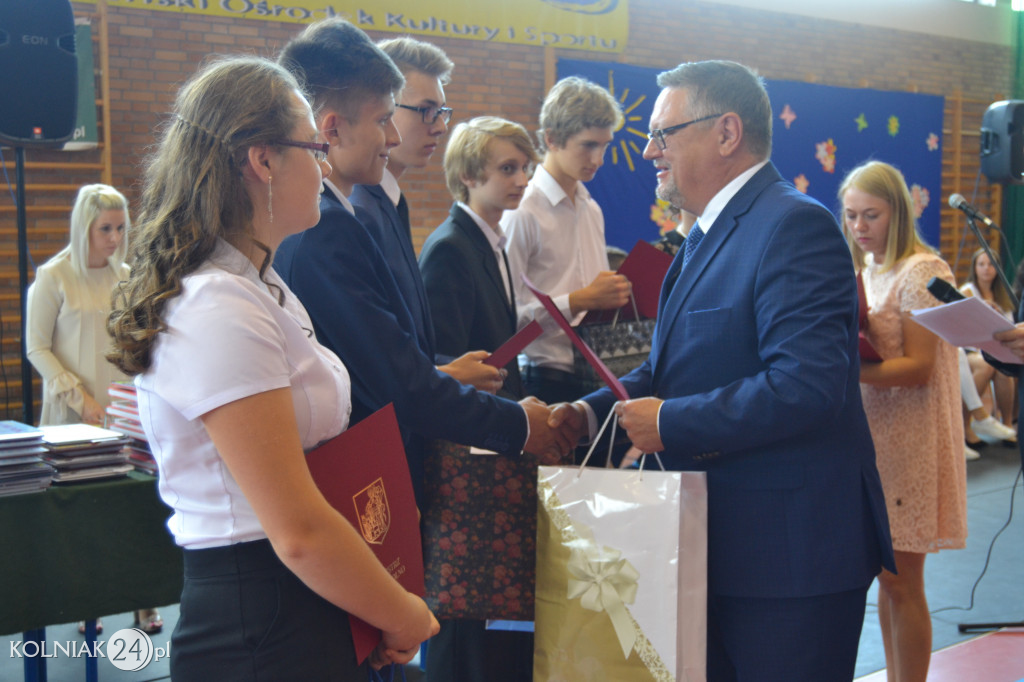 Koniec roku szkolnego. Rozdano świadectwa