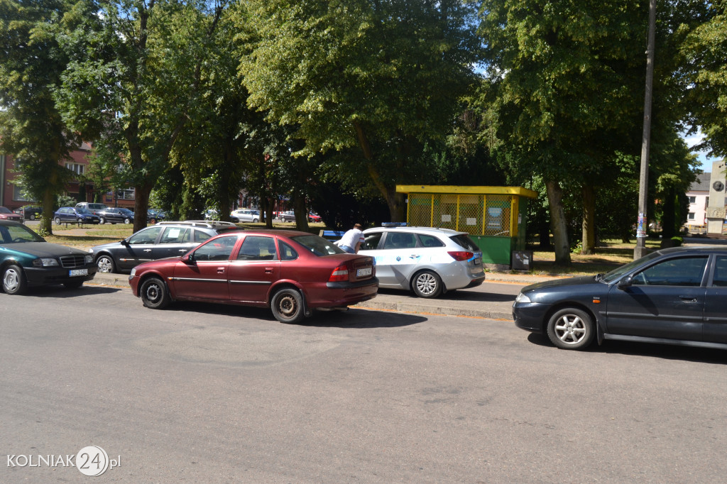 Blokują przejazd innym autom