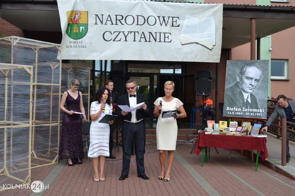 Czytali Żeromskiego na placu gimnazjalnym