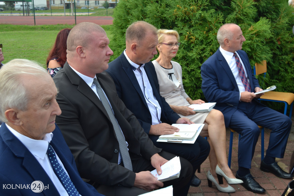 Czytali Żeromskiego na placu gimnazjalnym