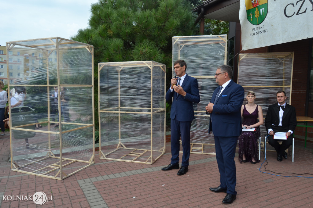 Czytali Żeromskiego na placu gimnazjalnym