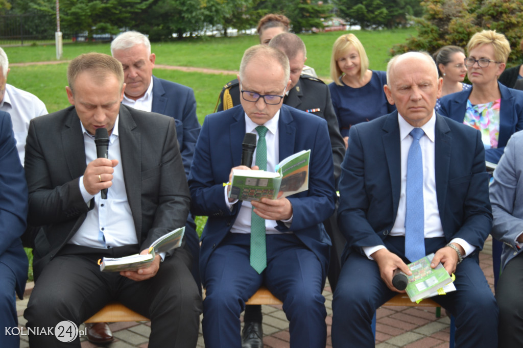 Czytali Żeromskiego na placu gimnazjalnym