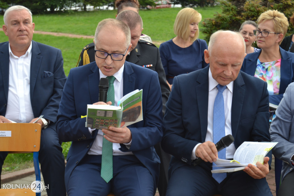 Czytali Żeromskiego na placu gimnazjalnym
