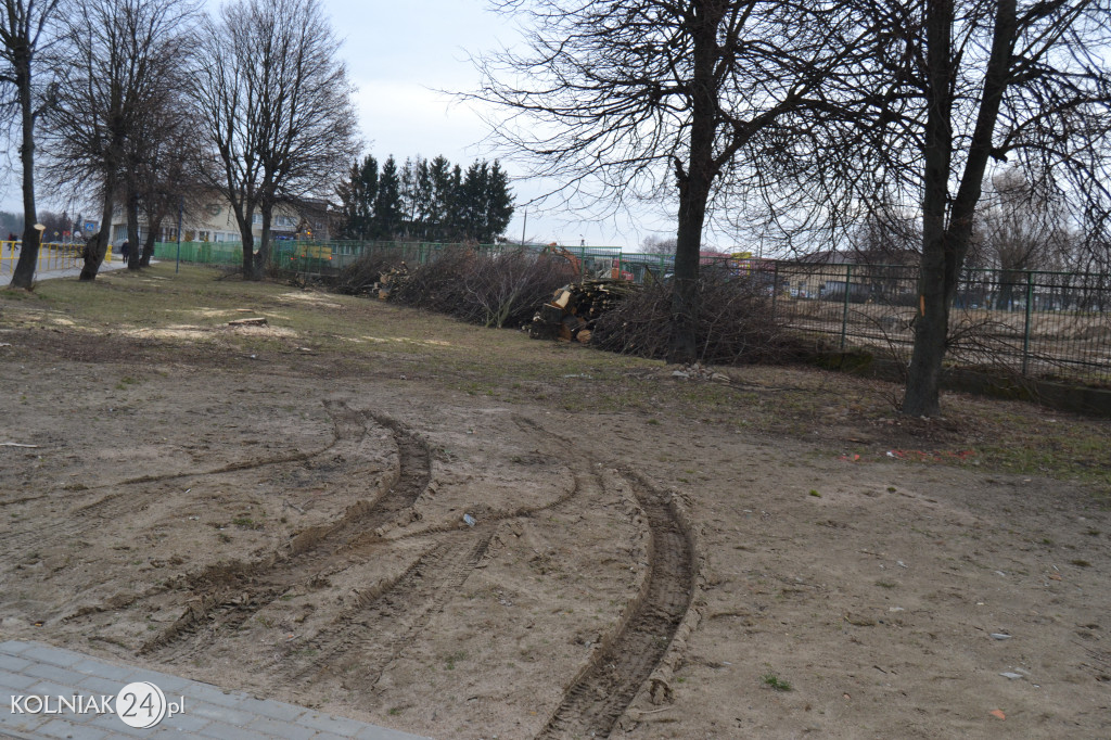 Trwają prace ziemne przy budowie sztucznego boiska