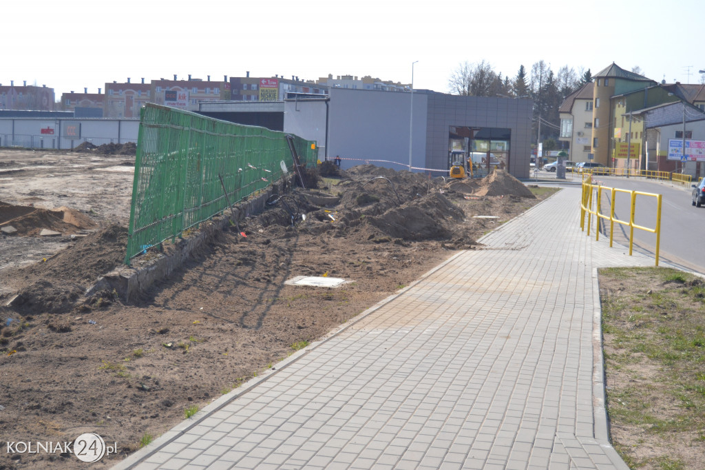 Trwają prace ziemne przy budowie sztucznego boiska