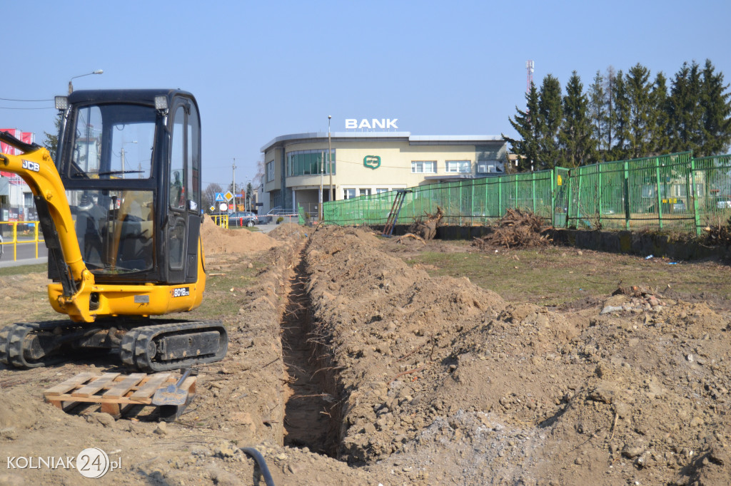 Trwają prace ziemne przy budowie sztucznego boiska