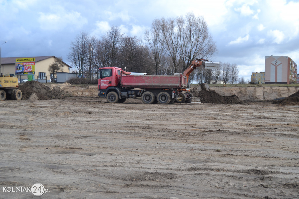 Trwają prace ziemne przy budowie sztucznego boiska