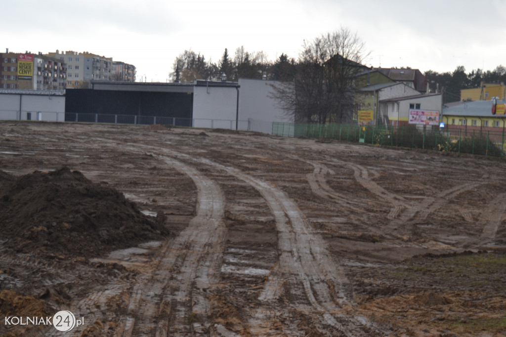 Trwają prace ziemne przy budowie sztucznego boiska