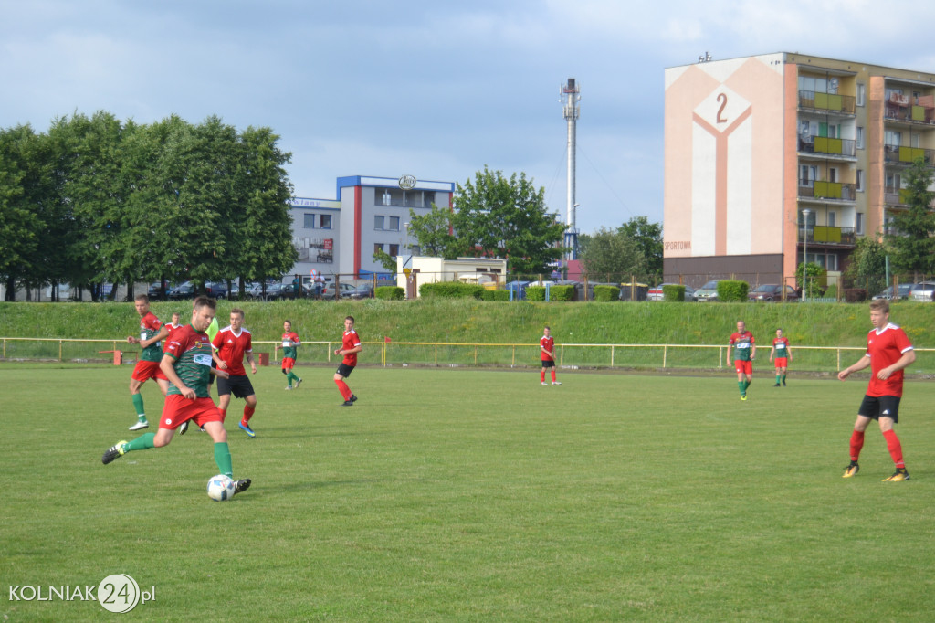Zawodnicy Orła na kolanach