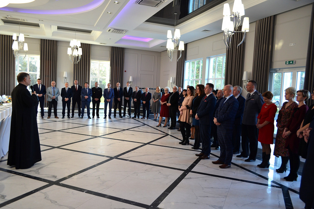 Zgodnie z  obyczajem  łamali się opłatkiem