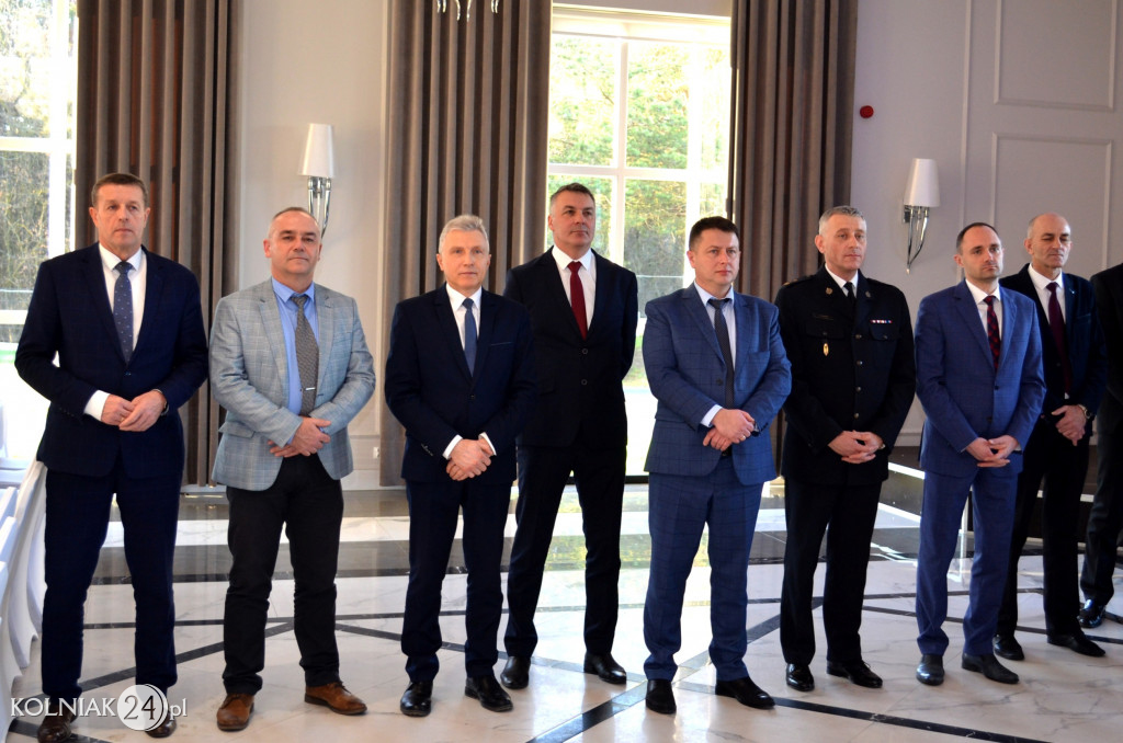 Zgodnie z  obyczajem  łamali się opłatkiem