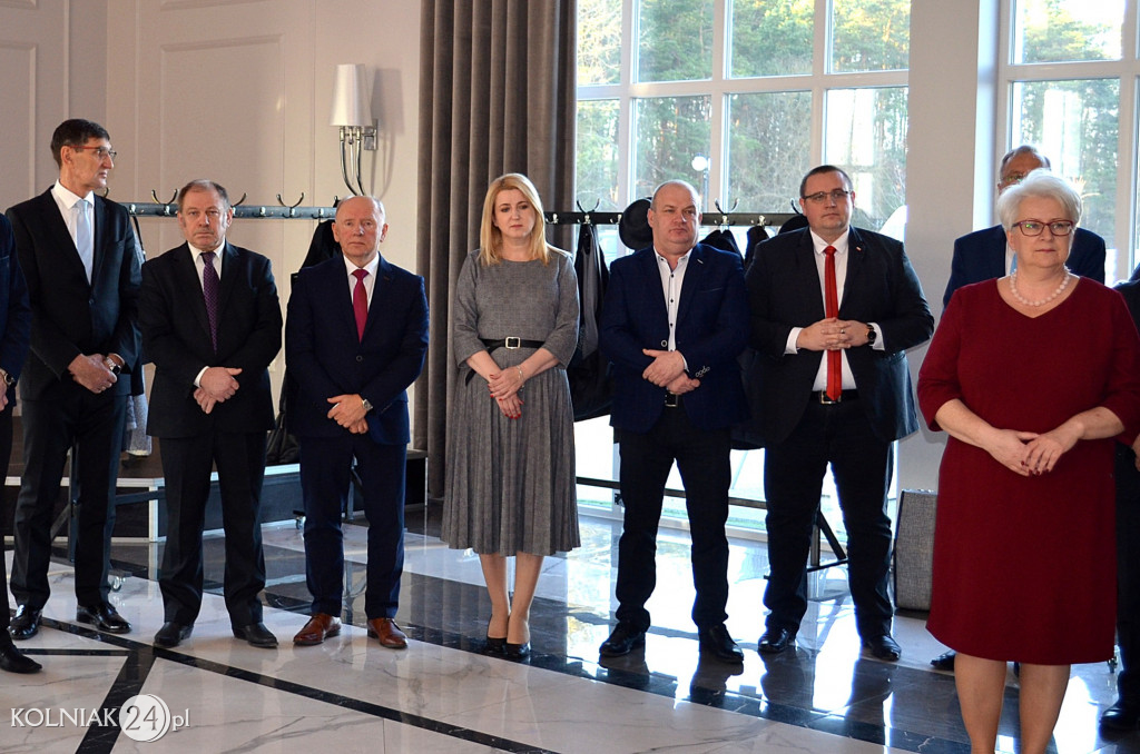 Zgodnie z  obyczajem  łamali się opłatkiem