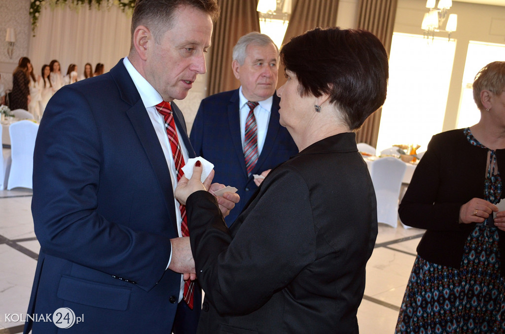 Zgodnie z  obyczajem  łamali się opłatkiem