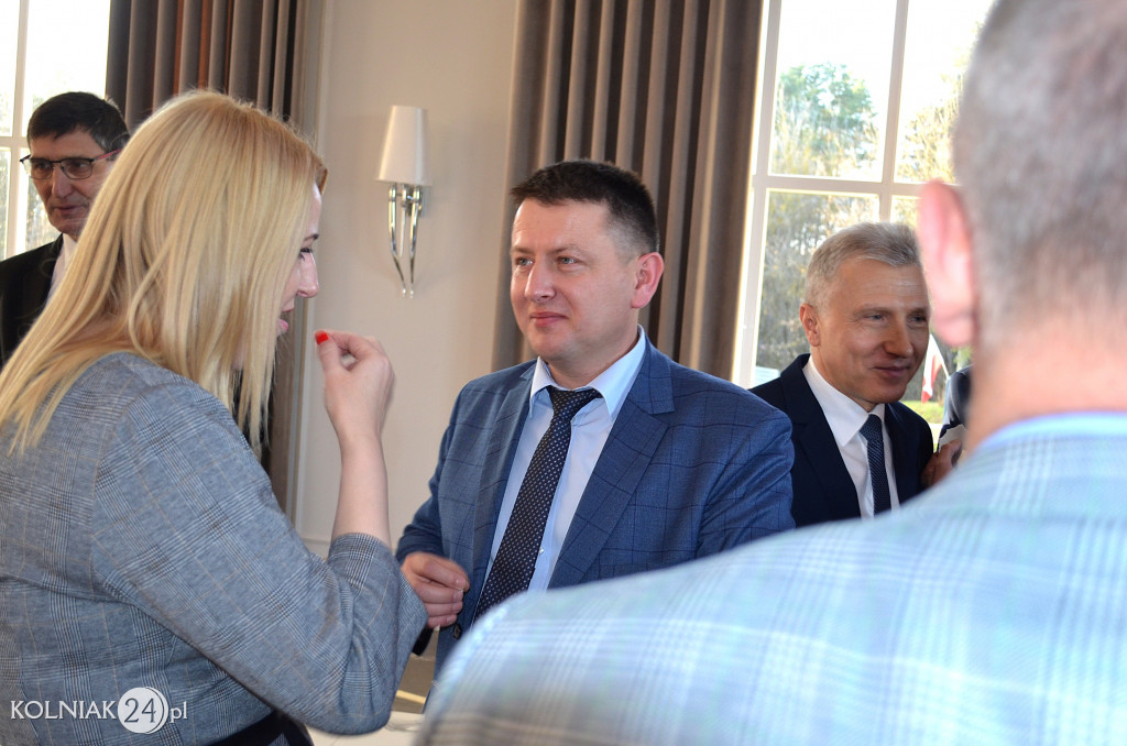 Zgodnie z  obyczajem  łamali się opłatkiem