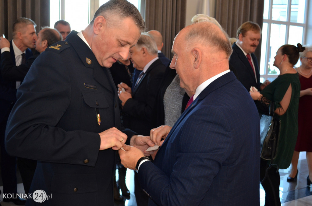 Zgodnie z  obyczajem  łamali się opłatkiem
