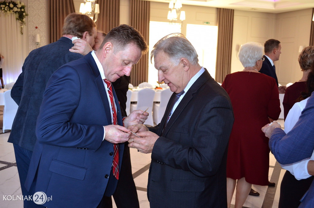 Zgodnie z  obyczajem  łamali się opłatkiem