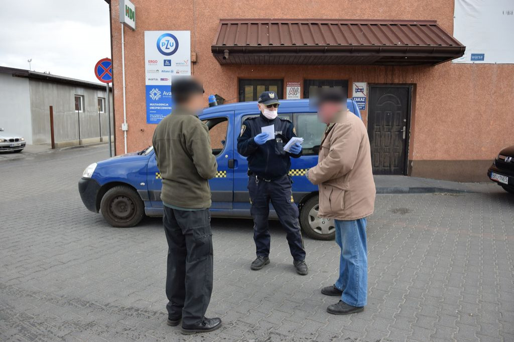 Rozdawali maseczki mieszkańcom