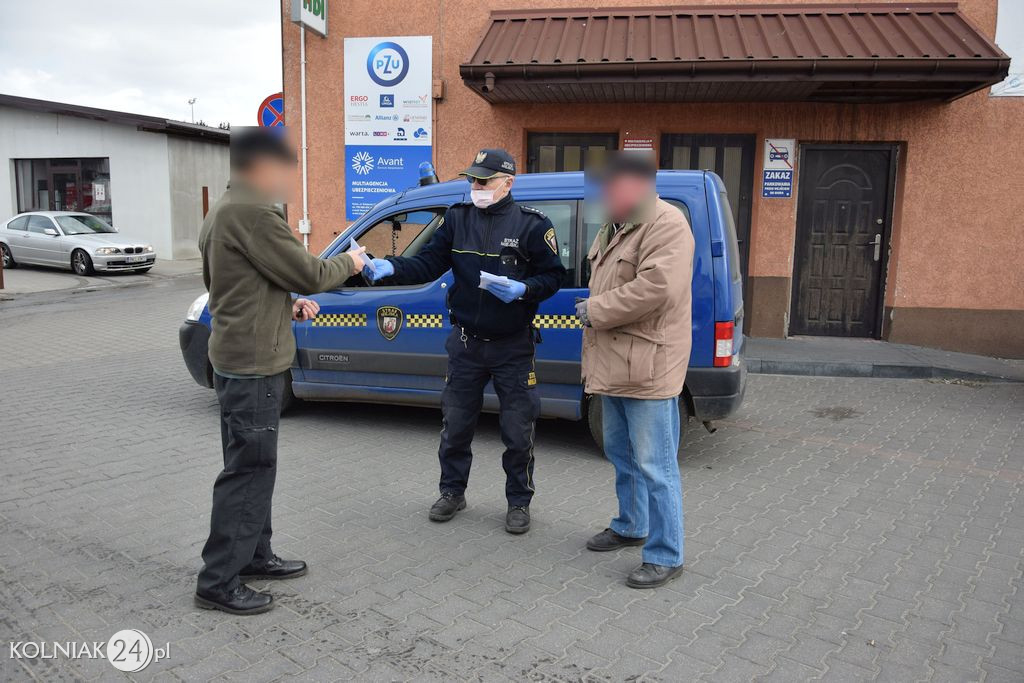 Rozdawali maseczki mieszkańcom