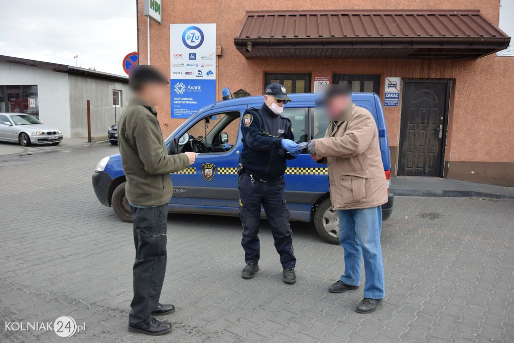Rozdawali maseczki mieszkańcom