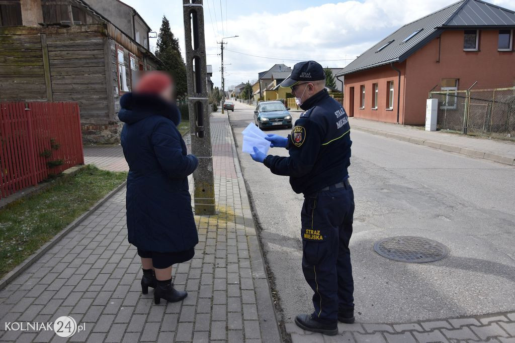 Rozdawali maseczki mieszkańcom