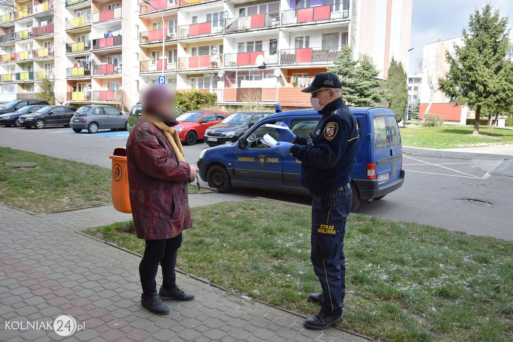 Rozdawali maseczki mieszkańcom