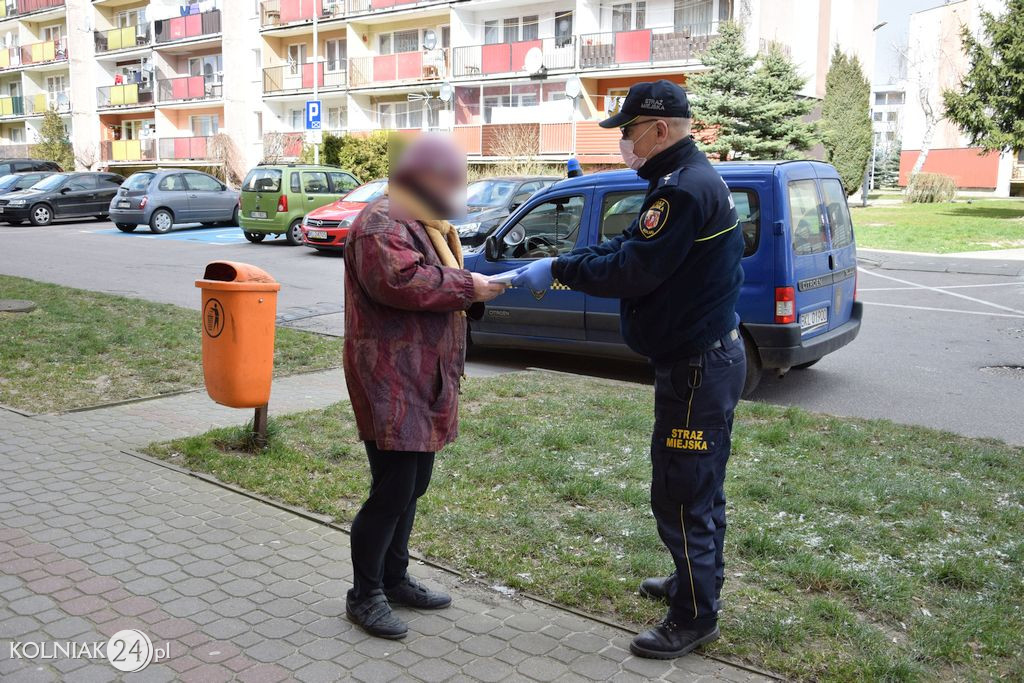 Rozdawali maseczki mieszkańcom