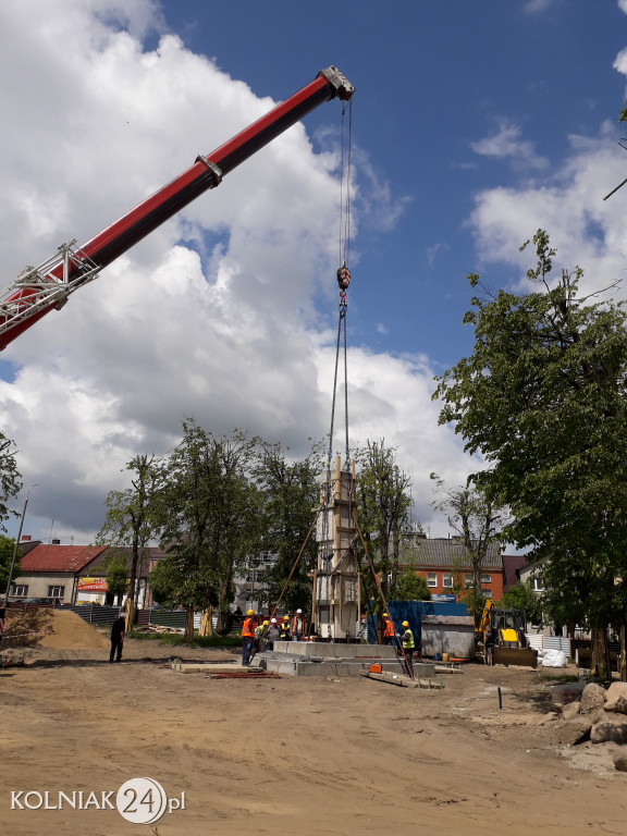 Przeniesienie pomnika w parku miejskim