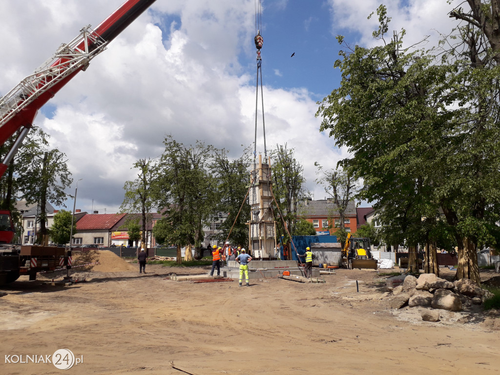 Przeniesienie pomnika w parku miejskim