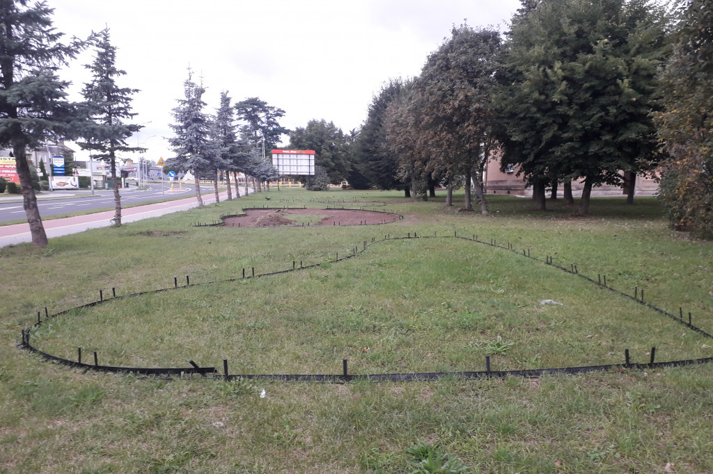 Rabaty ogrodowe przy głównej ulicy w Kolnie