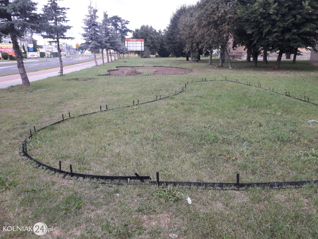 Rabaty ogrodowe przy głównej ulicy w Kolnie