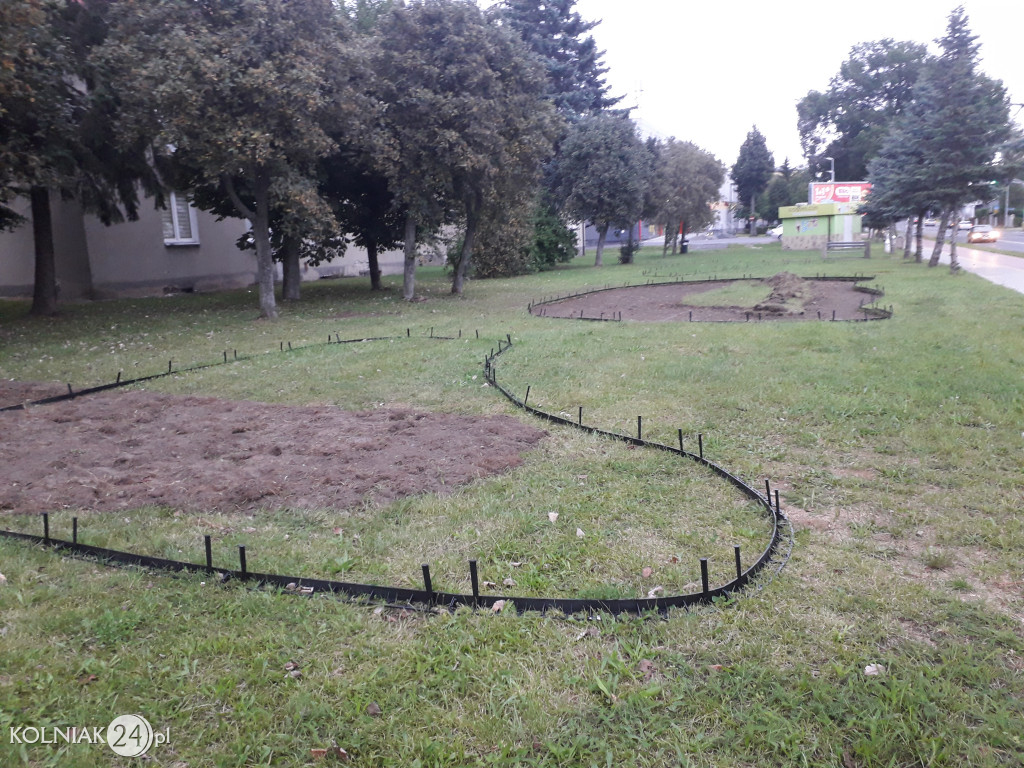 Rabaty ogrodowe przy głównej ulicy w Kolnie