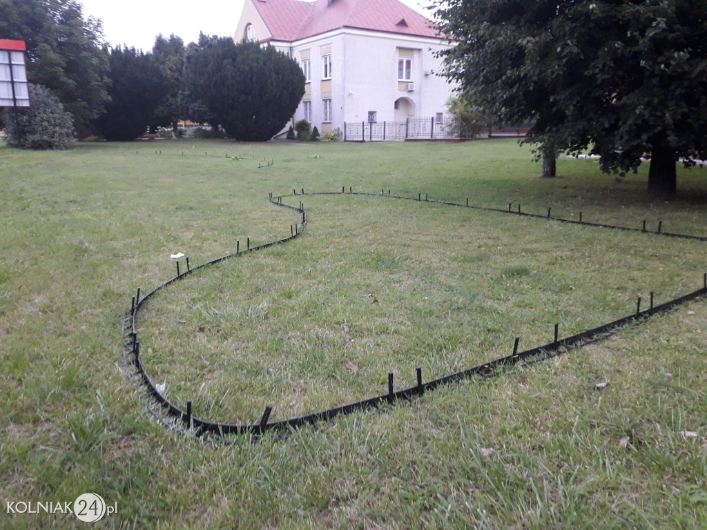 Rabaty ogrodowe przy głównej ulicy w Kolnie
