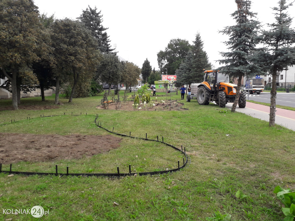 Rabaty ogrodowe przy głównej ulicy w Kolnie