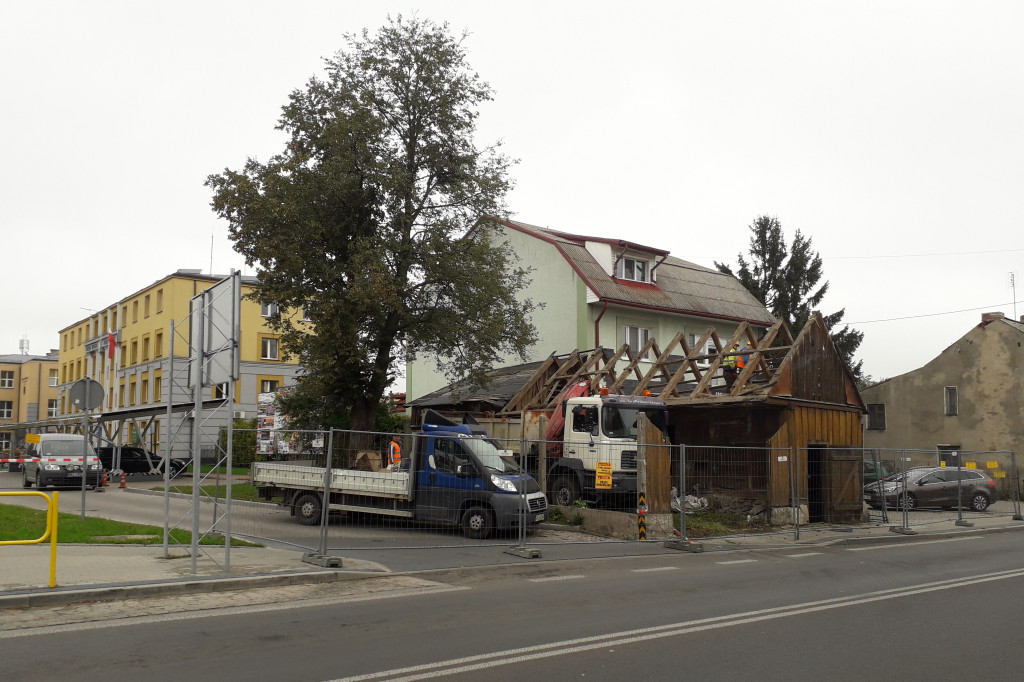 Rozbiórka drewnianego budynku w Kolnie