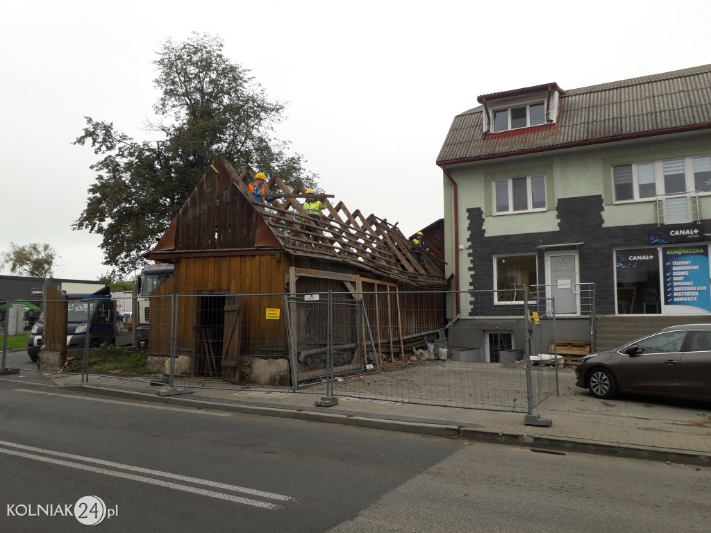 Rozbiórka drewnianego budynku w Kolnie