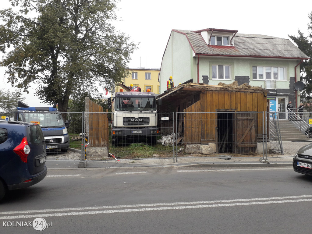 Rozbiórka drewnianego budynku w Kolnie