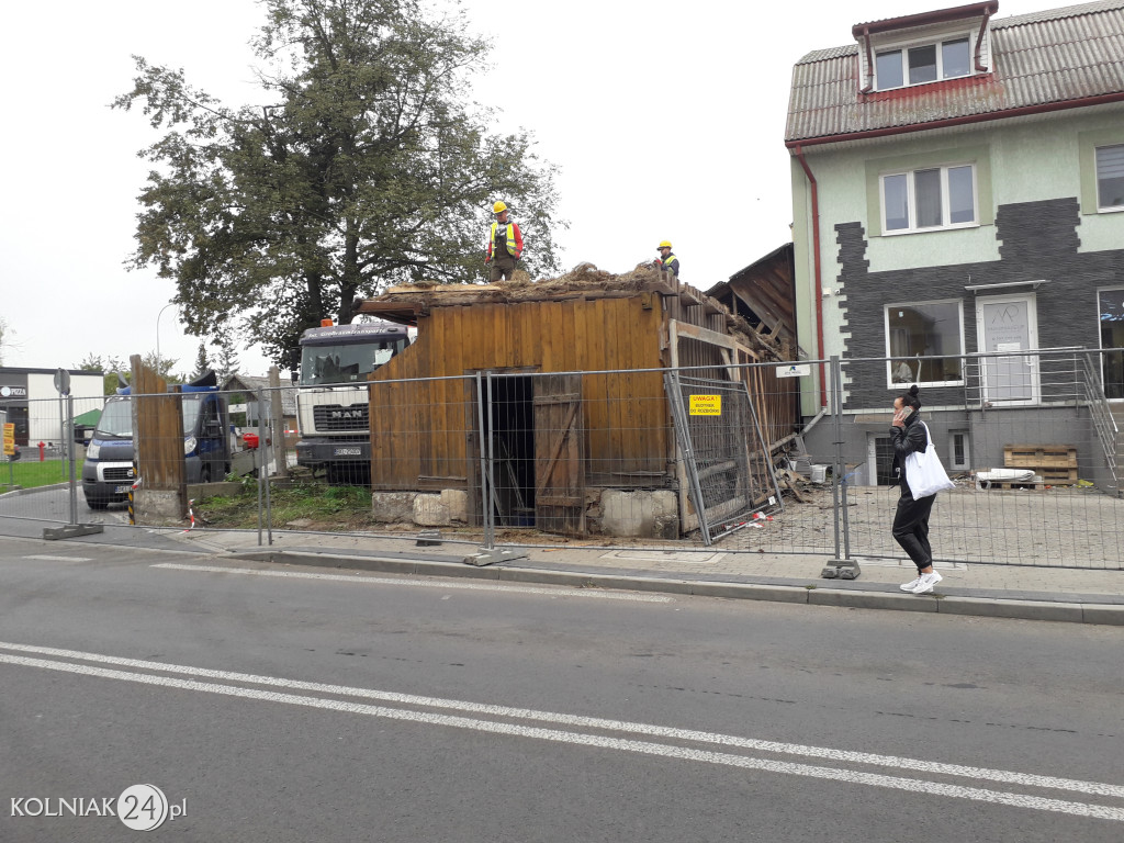 Rozbiórka drewnianego budynku w Kolnie