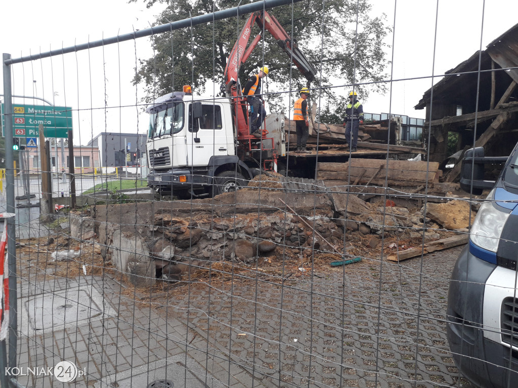 Rozbiórka drewnianego budynku w Kolnie