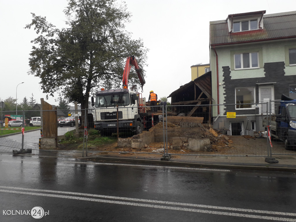 Rozbiórka drewnianego budynku w Kolnie