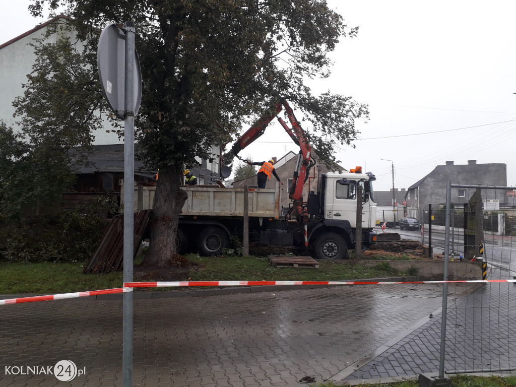 Rozbiórka drewnianego budynku w Kolnie