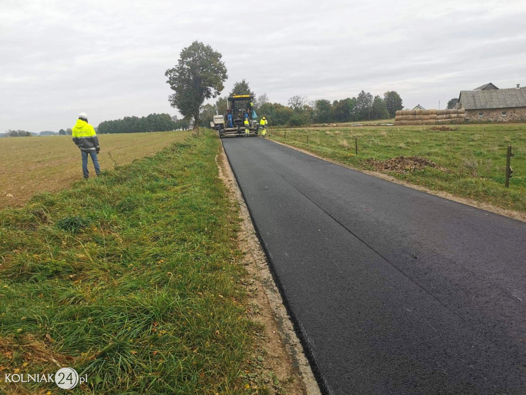 Położono nową nawierzchnię asfaltową na drodze powiatowej