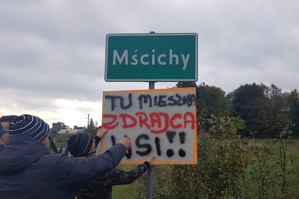 Obornik przed domami posłów PiS