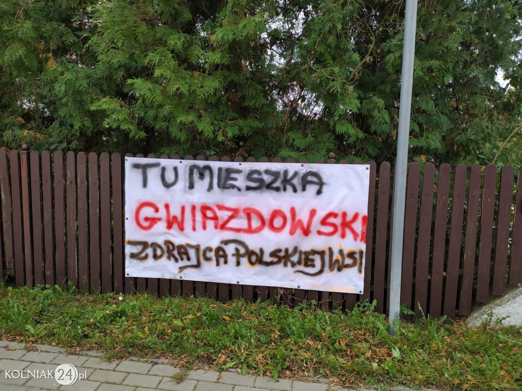 Obornik przed domami posłów PiS